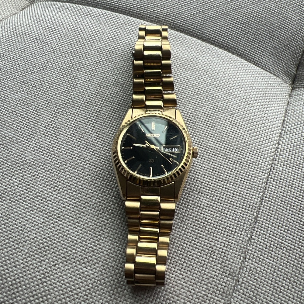 Ladies Women's Black and Gold Seiko Quartz Fluted Watch Preowned